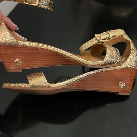 Tory Burch Gold Savannah Wedge- Sz 7.5 - Picture 8 of 8